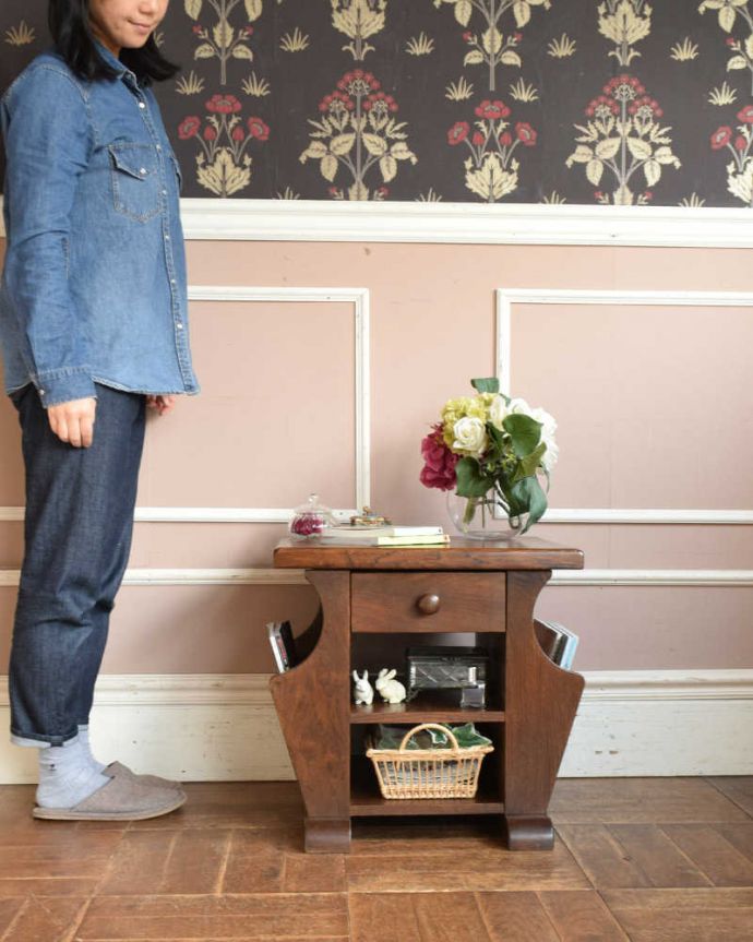 マガジンラック アンティーク家具 小さなアンティーク家具、引き出しまで付いたたっぷり収納できるマガジンラック。引き出しも棚もついた使いやすさNo1のマガジンラック実はこの引き出し、前にも後ろにも取っ手が付いていてどちらからでも使えちゃうんです!。(j-2235-f)