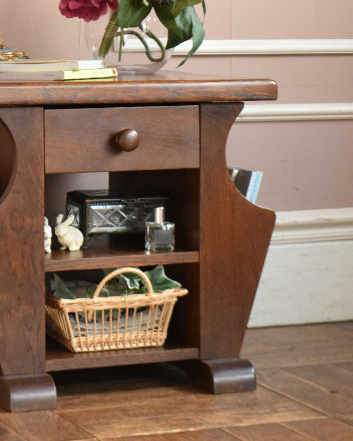 マガジンラック アンティーク家具 小さなアンティーク家具、引き出しまで付いたたっぷり収納できるマガジンラック。ちょっと置いておきたい…をキレイに収納新聞や雑誌など、ついついテーブルの上に置いてしまって雑多に見えるものが、コレさえあればキレイに収納出来てお部屋もスッキリ見えるんです。(j-2235-f)