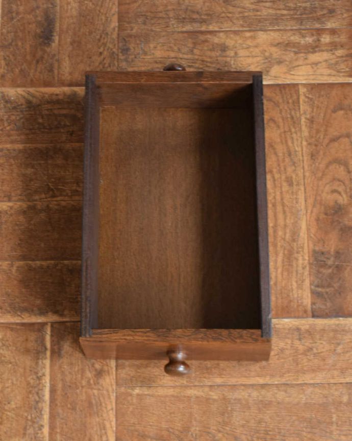 マガジンラック アンティーク家具 小さなアンティーク家具、引き出しまで付いたたっぷり収納できるマガジンラック。コレは便利!引き出し付きです細々としたものが収納出来る引き出しも付いています。(j-2235-f)