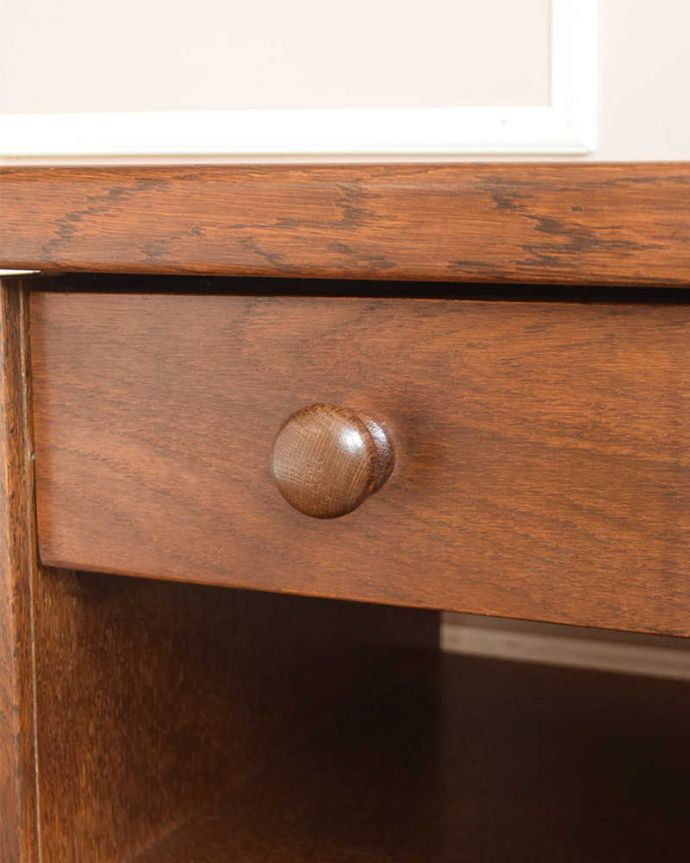 マガジンラック アンティーク家具 小さなアンティーク家具、引き出しまで付いたたっぷり収納できるマガジンラック。風合いがいい感じの取っ手。(j-2235-f)