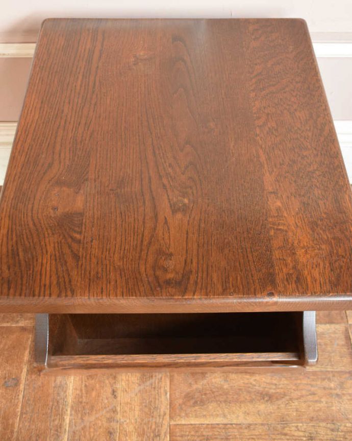 マガジンラック アンティーク家具 小さなアンティーク家具、引き出しまで付いたたっぷり収納できるマガジンラック。雑誌を入れる部分もキレイに修復しましたアンティークは新品ではないので経年変化によるキズはありますが、専門の職人がキレイにお直ししました。(j-2235-f)