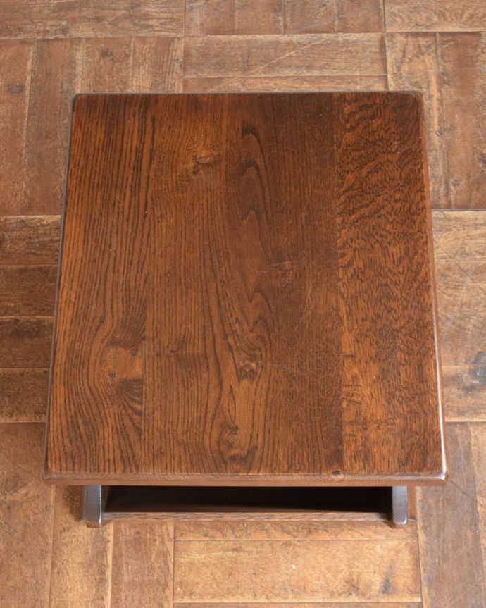 マガジンラック アンティーク家具 小さなアンティーク家具、引き出しまで付いたたっぷり収納できるマガジンラック。ココも使えてさらに便利読みかけの本やお茶が置ける天板付き。(j-2235-f)