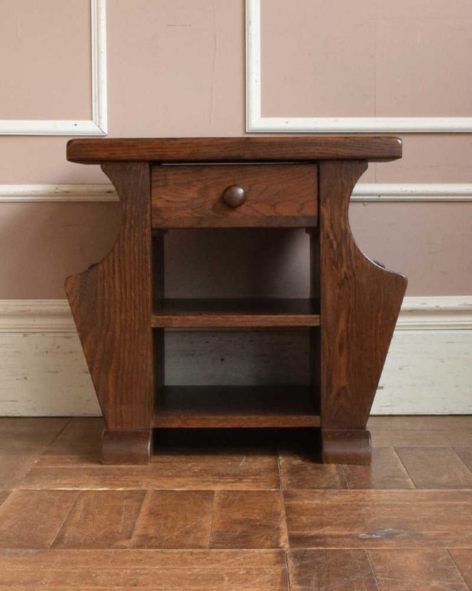 マガジンラック アンティーク家具 小さなアンティーク家具、引き出しまで付いたたっぷり収納できるマガジンラック。後ろ姿も見て下さい。(j-2235-f)