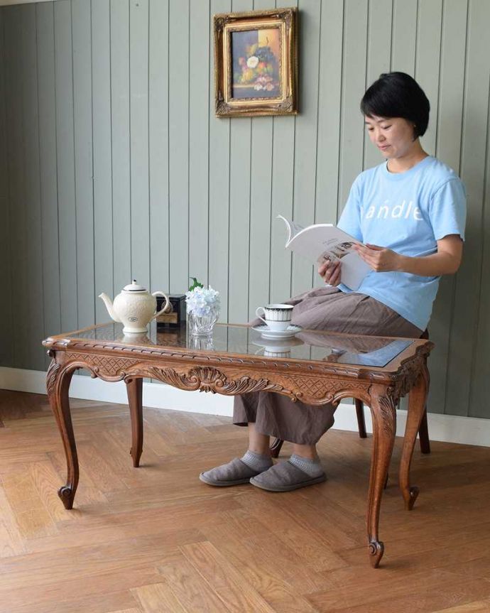 アンティークのテーブル アンティーク家具 フランスのエレガントなアンティーク家具、網目天板が美しいコーヒーテーブル。優雅な時間が過ごせるフランスらしさフランスらしい美しい脚のコーヒーテーブルは、見た目はもちろんここで過ごす時間も優雅にしてくれます。(j-2236-f)