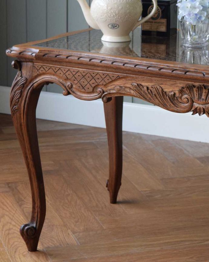 アンティークのテーブル アンティーク家具 フランスのエレガントなアンティーク家具、網目天板が美しいコーヒーテーブル。やっぱり自慢はこの脚線美フランスらしい猫脚を見るだけでなんだか満足しちゃう美しさ。(j-2236-f)