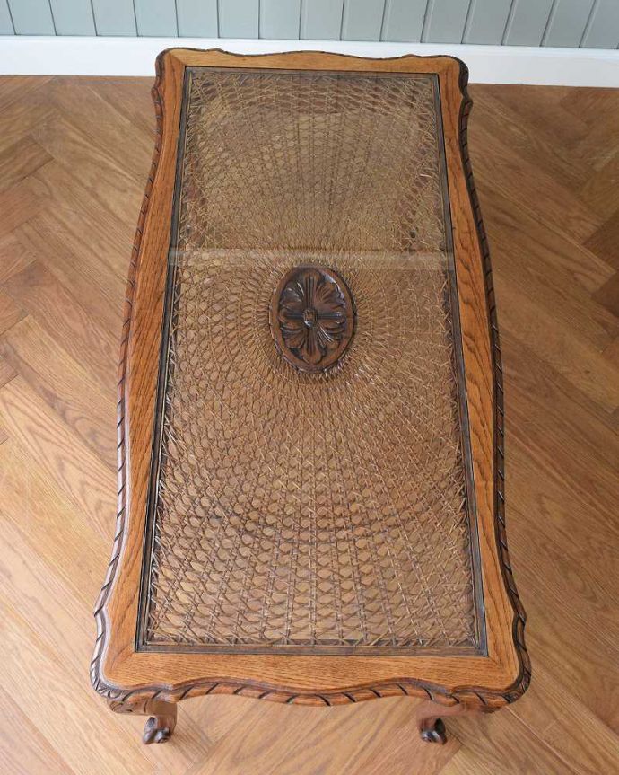 アンティークのテーブル アンティーク家具 フランスのエレガントなアンティーク家具、網目天板が美しいコーヒーテーブル。美しすぎる編み込みの模様にうっとり手編みで編んである細かい模様。(j-2236-f)