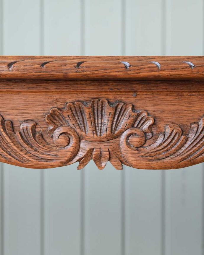 アンティークのテーブル アンティーク家具 フランスのエレガントなアンティーク家具、網目天板が美しいコーヒーテーブル。美しい彫にもうっとり…さりげなく施された彫。(j-2236-f)