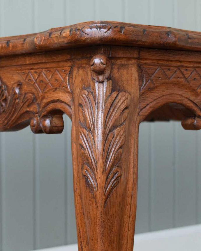 アンティークのテーブル アンティーク家具 フランスのエレガントなアンティーク家具、網目天板が美しいコーヒーテーブル。うっとりする美しさアンティークだから手に入る美しい彫。(j-2236-f)