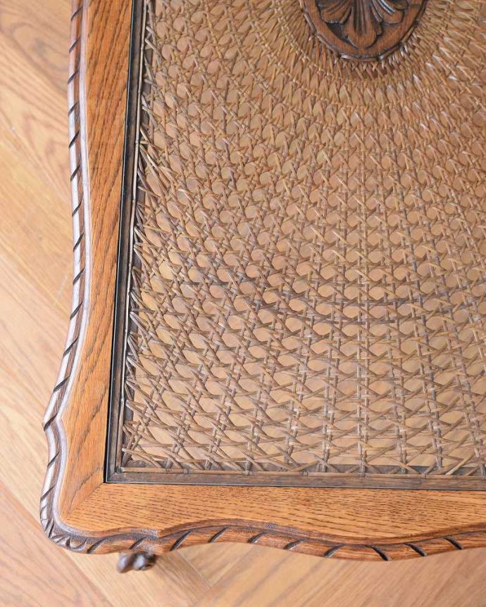 アンティークのテーブル アンティーク家具 フランスのエレガントなアンティーク家具、網目天板が美しいコーヒーテーブル。近づいて見てみると…こんな感じでとても細かい網目なんです。(j-2236-f)