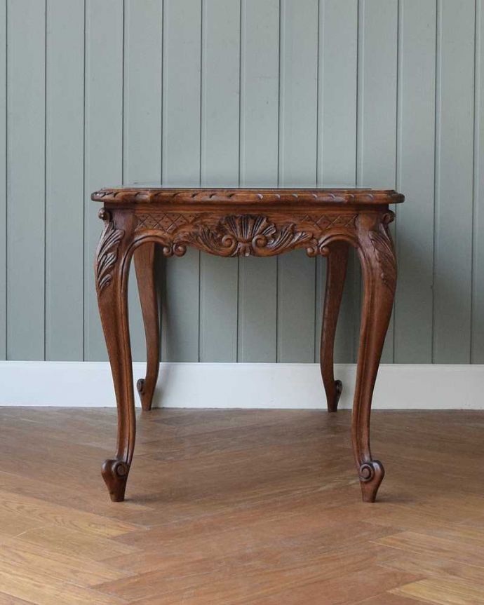 アンティークのテーブル アンティーク家具 フランスのエレガントなアンティーク家具、網目天板が美しいコーヒーテーブル。横から見てもステキ真横から見るとこんな感じに見えます。(j-2236-f)