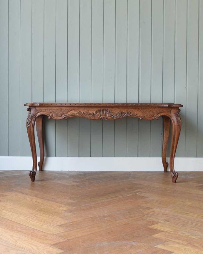 アンティークのテーブル アンティーク家具 フランスのエレガントなアンティーク家具、網目天板が美しいコーヒーテーブル。こちら側も、もちろんキレイです!アンティークは新品ではないので、もちろん経年変化によるキズはありますが、専門の職人がきちんと修復したので360度、どこから見てもキレイです。(j-2236-f)