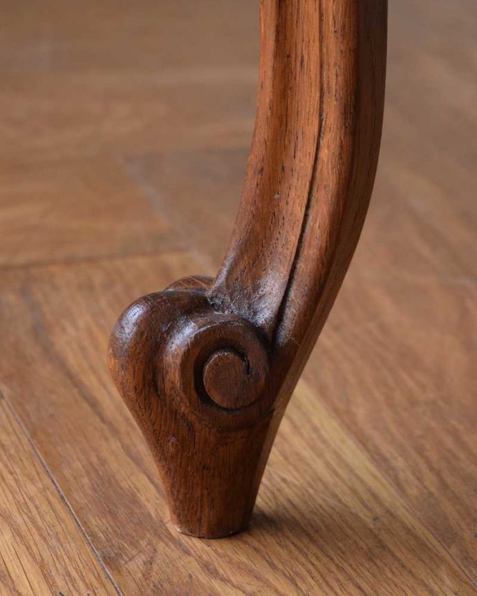 アンティークのテーブル アンティーク家具 フランスのエレガントなアンティーク家具、網目天板が美しいコーヒーテーブル。持ち上げなくても運べますHandleのアンティークは、脚の裏にフェルトキーパーをお付けしていますので、床を滑らせてカンタンに動かせます。(j-2236-f)