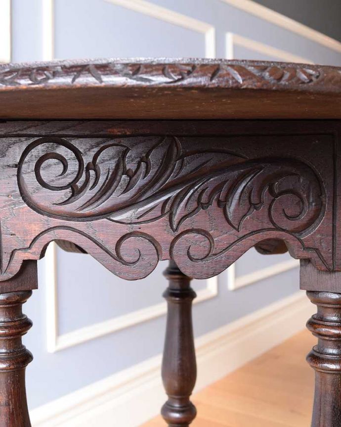 アンティークのテーブル アンティーク家具 アンティークの英国家具、天板にお花の彫りがたっぷりなオケージョナルテーブル。うっとりする美しさアンティークだから手に入る美しい彫。(j-2237-f)