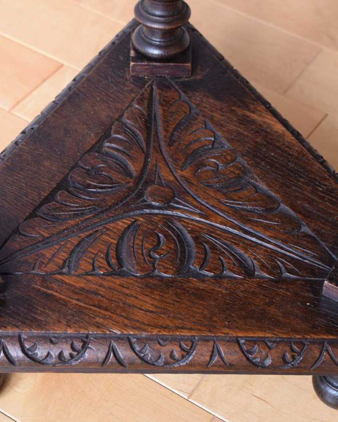 アンティークのテーブル アンティーク家具 アンティークの英国家具、天板にお花の彫りがたっぷりなオケージョナルテーブル。いろんな場所にこだわり彫のデザインもいろいろです。(j-2237-f)