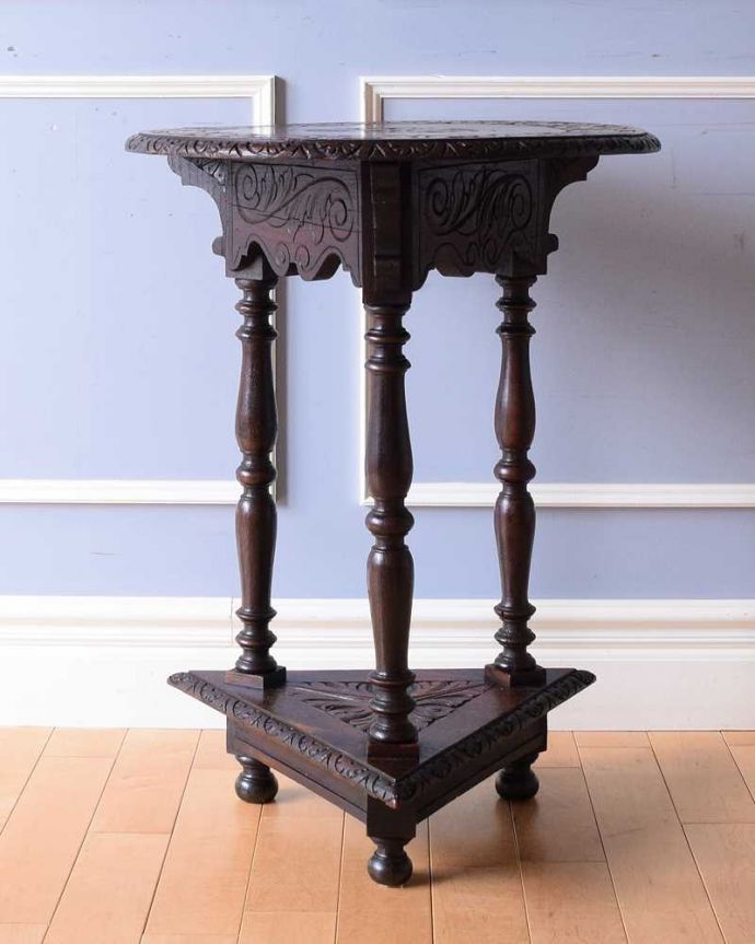 アンティークのテーブル アンティーク家具 アンティークの英国家具、天板にお花の彫りがたっぷりなオケージョナルテーブル。こちら側も、もちろんキレイです!アンティークは新品ではないので、もちろん経年変化によるキズはありますが、専門の職人がキレイにお直しをしているので、どの角度から見てもキレイです。(j-2237-f)