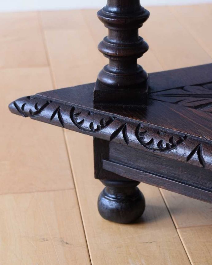 アンティークのテーブル アンティーク家具 アンティークの英国家具、天板にお花の彫りがたっぷりなオケージョナルテーブル。持ち上げなくても移動できます!Handleのアンティークは、脚の裏にフェルトキーパーをお付けしていますので、床を滑らせてれば移動が簡単です。(j-2237-f)