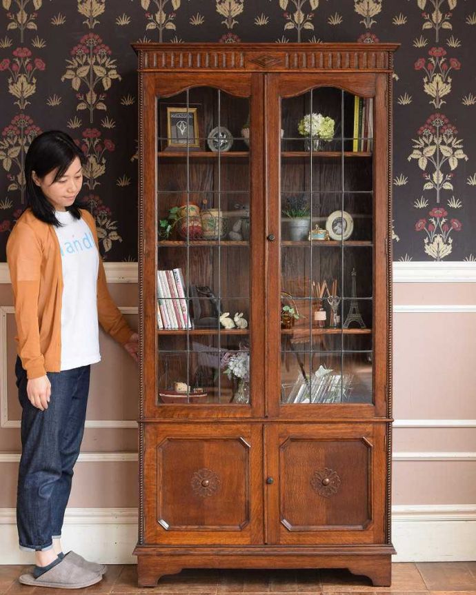 アンティークのキャビネット　アンティーク家具　ガラス扉の美しい大きなブックケース（本棚）、英国輸入のアンティーク家具。ステンドグラスの扉が美しいキャビネット扉がステンドグラスになっているから、キャビネットとステンドグラスの両方を一気に手に入れることが出来ちゃうんです。(j-2238-f)