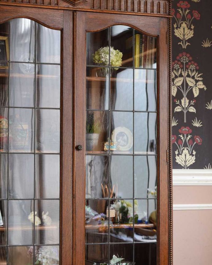 アンティークのキャビネット　アンティーク家具　ガラス扉の美しい大きなブックケース（本棚）、英国輸入のアンティーク家具。まずはステンドグラスを楽しみましょう現代のように機械が発達していない時代に作られたステンドグラス。(j-2238-f)