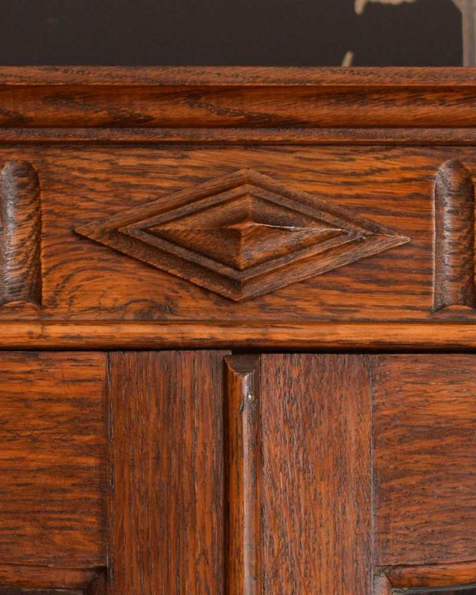 アンティークのキャビネット　アンティーク家具　ガラス扉の美しい大きなブックケース（本棚）、英国輸入のアンティーク家具。惚れ惚れする彫の美しさこんなに堅い無垢材に一体どうやって彫ったんだろう？と不思議になるくらいアンティークらしく細かい彫りは眺めているだけでうっとりする美しさです。(j-2238-f)