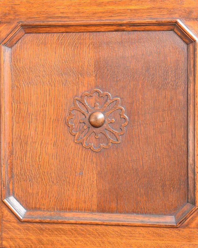 アンティークのキャビネット　アンティーク家具　ガラス扉の美しい大きなブックケース（本棚）、英国輸入のアンティーク家具。いろんな場所で見えるこだわり彫のデザインもいろいろありますが、個人的に美しいと思える女性らしく優雅な彫を選んできました。(j-2238-f)