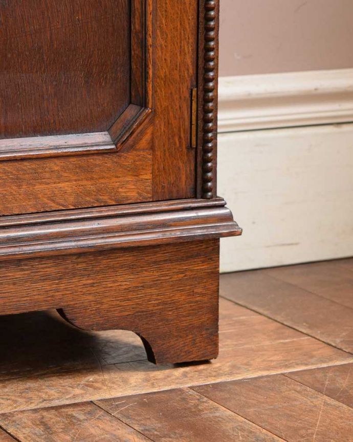 アンティークのキャビネット　アンティーク家具　ガラス扉の美しい大きなブックケース（本棚）、英国輸入のアンティーク家具。女性１人でもラクに運べちゃうヒミツHandleのアンティークは、脚の裏にフェルトキーパーをお付けしているので、床を滑らせれば女性でも移動がカンタンに出来ます！ご安心下さい。(j-2238-f)