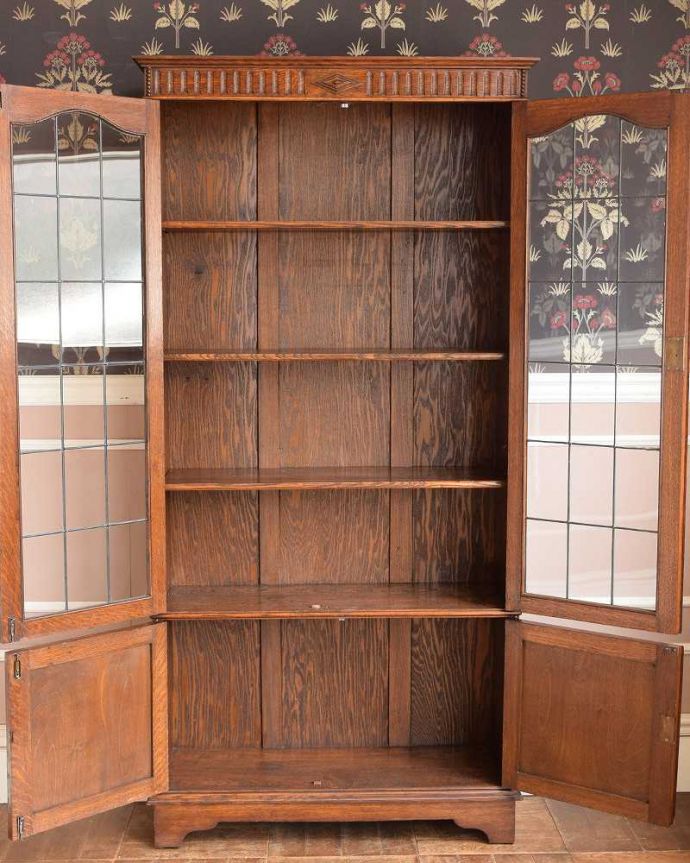 アンティークのキャビネット　アンティーク家具　ガラス扉の美しい大きなブックケース（本棚）、英国輸入のアンティーク家具。扉を開けた内側はこんな感じですキャビネットの中も職人がしっかり修復したのでキレイです。(j-2238-f)