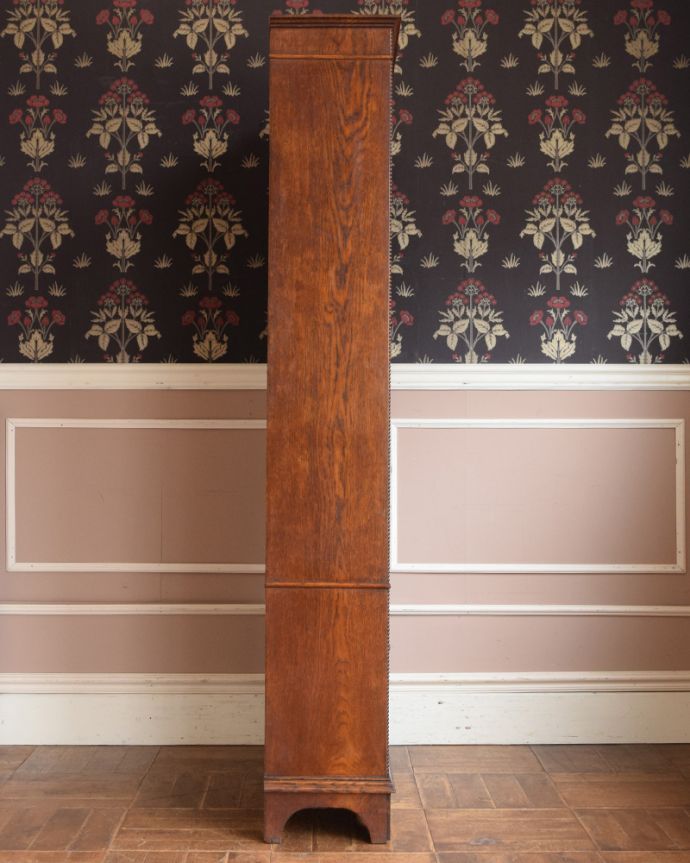 アンティークのキャビネット　アンティーク家具　ガラス扉の美しい大きなブックケース（本棚）、英国輸入のアンティーク家具。横から見てもステキもちろん横もキレイに修復していますので、横顔だって美しいんです。(j-2238-f)