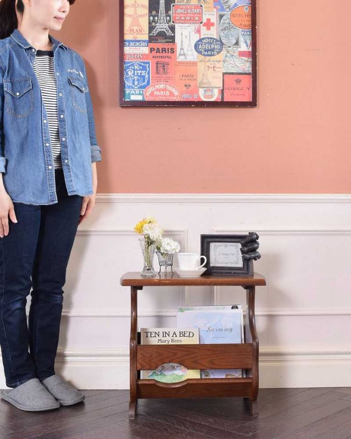 マガジンラック　アンティーク家具　テーブル付の便利なマガジンラック、フランス輸入のアンティーク家具 。使いやすさNo.1！便利なアンティークどこのお家でも使っているマガジンラックも、アンティークだったらデザインが素敵だから、なんだかオシャレに使えます。(j-2239-f)