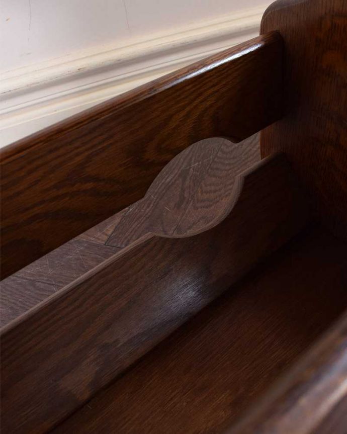 マガジンラック　アンティーク家具　テーブル付の便利なマガジンラック、フランス輸入のアンティーク家具 。雑誌を入れる部分もキレイに修復しましたアンティークは新品ではないので経年変化によるキズはありますが、専門の職人がキレイにお直ししました。(j-2239-f)