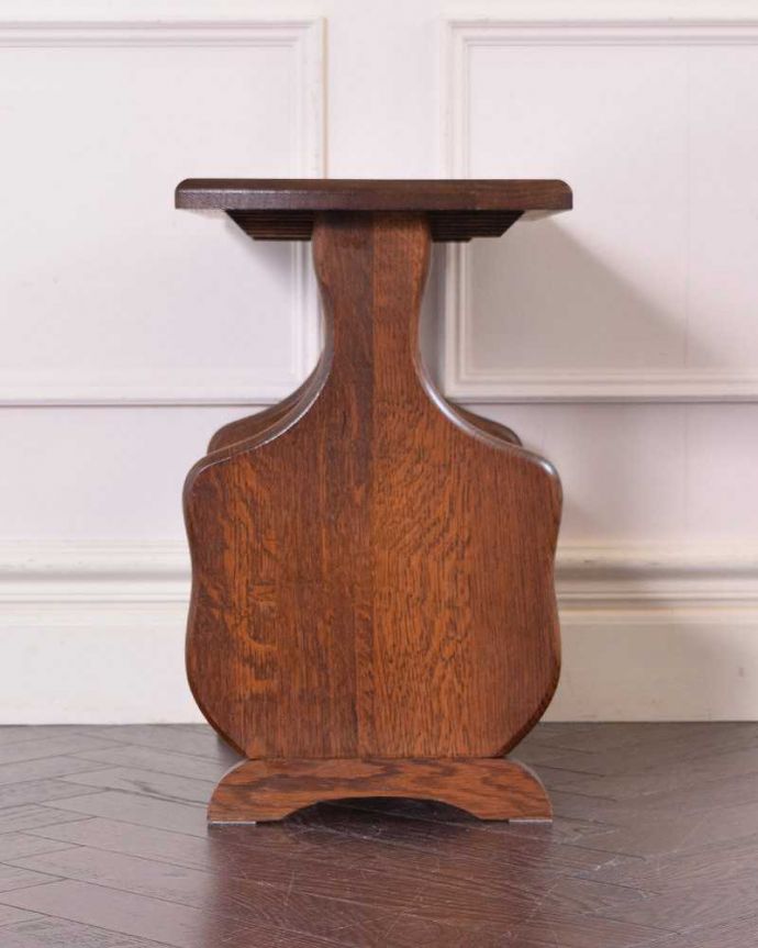 マガジンラック　アンティーク家具　テーブル付の便利なマガジンラック、フランス輸入のアンティーク家具 。横から見ると･･･360度、どの角度から見てもキレイに仕上がっています。(j-2239-f)