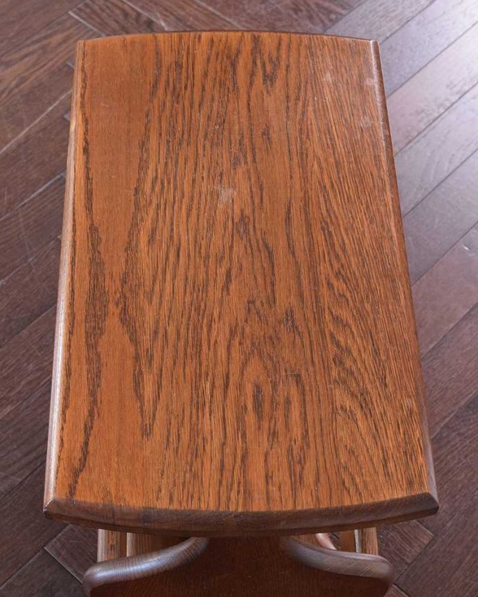 マガジンラック　アンティーク家具　テーブル付の便利なマガジンラック、フランス輸入のアンティーク家具 。ココも使えてさらに便利読みかけの本やお茶が置ける天板付き。(j-2239-f)