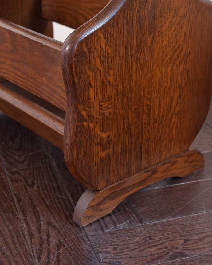 マガジンラック　アンティーク家具　テーブル付の便利なマガジンラック、フランス輸入のアンティーク家具 。持ち上げなくても移動ラクラクHandleのアンティーク家具の足の裏にはフェルトキーパーをお付けしています。(j-2239-f)