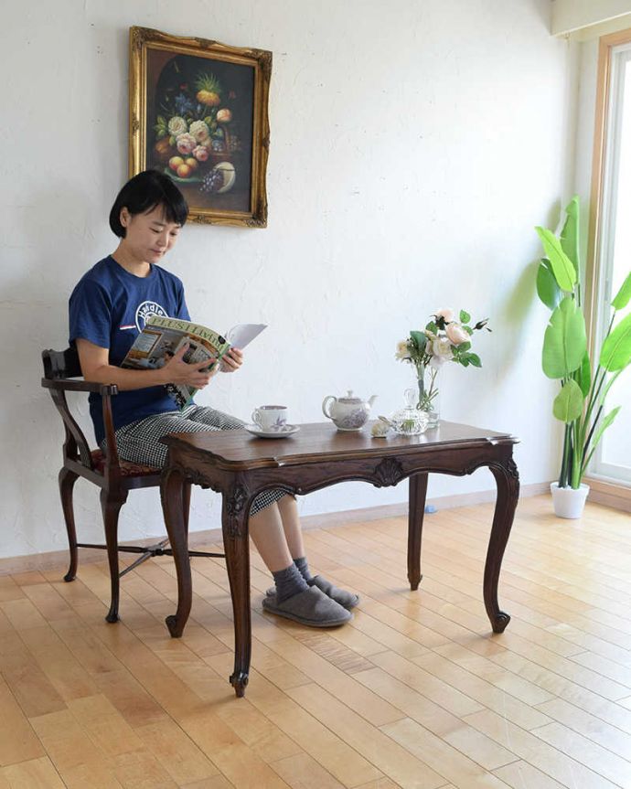 アンティークのテーブル　アンティーク家具　南フランスの美しいアンティーク家具、脚まで美しいコーヒーテーブル。フランスらしい優雅な時間もお届けします。(j-2240-f)