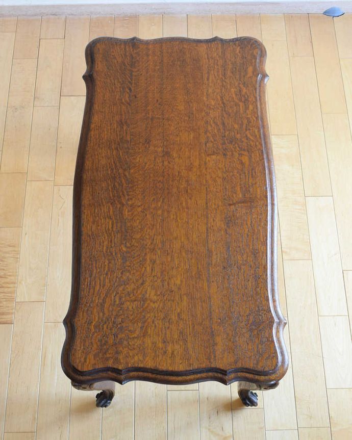 アンティークのテーブル　アンティーク家具　南フランスの美しいアンティーク家具、脚まで美しいコーヒーテーブル。上から見るとこんな形コーヒーテーブルの天板は毎日使う場所だから、しっかり修復しました。(j-2240-f)