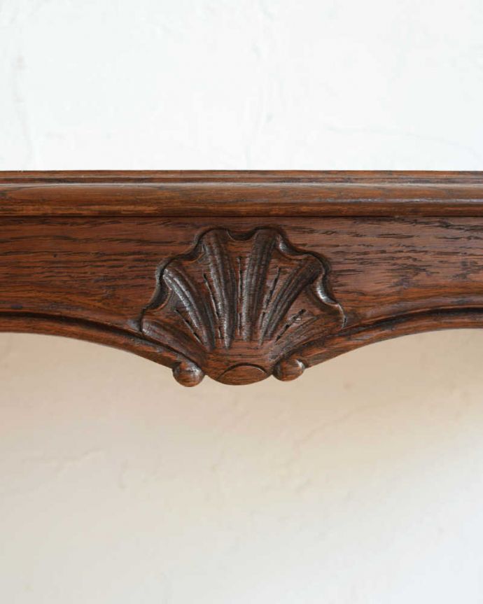 アンティークのテーブル　アンティーク家具　南フランスの美しいアンティーク家具、脚まで美しいコーヒーテーブル。美しい彫にもうっとり…さりげなく施された彫。(j-2240-f)