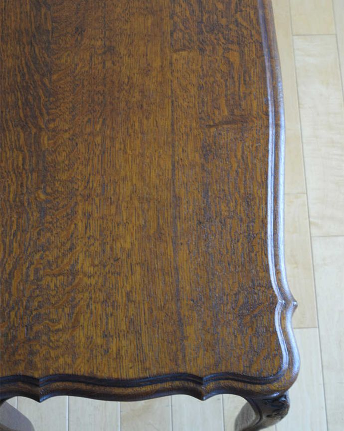 アンティークのテーブル　アンティーク家具　南フランスの美しいアンティーク家具、脚まで美しいコーヒーテーブル。近づいて見てみると…アンティークはもちろん新品ではないので小さなキズや汚れはありますが、キレイにお直ししたので満足して頂ける自信があります！。(j-2240-f)