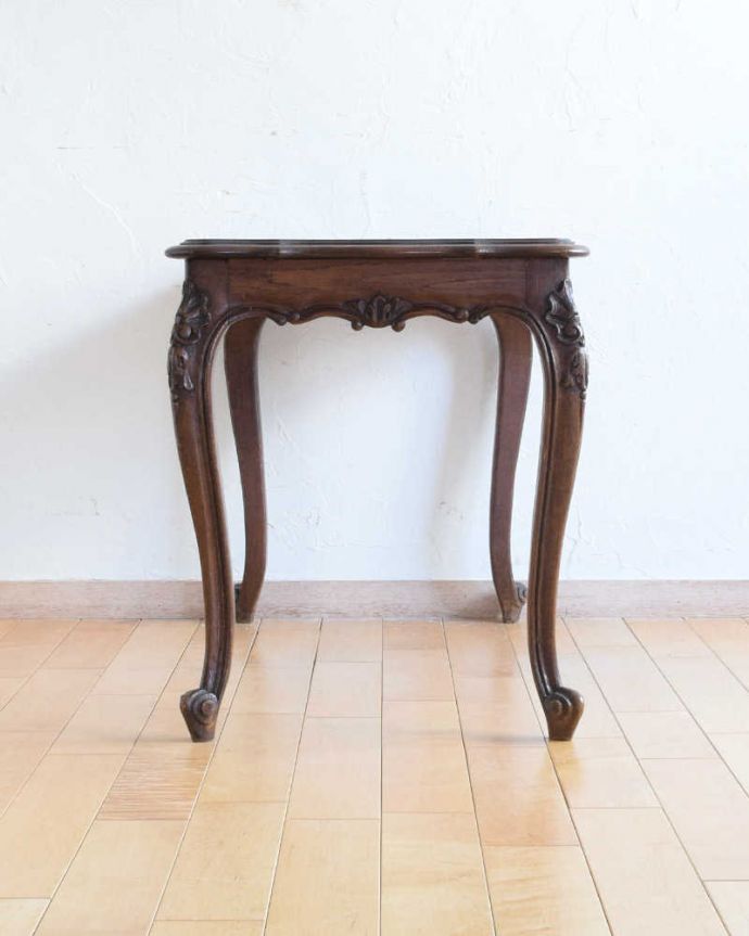 アンティークのテーブル　アンティーク家具　南フランスの美しいアンティーク家具、脚まで美しいコーヒーテーブル。横から見てもステキ横から見るとこんな感じ。(j-2240-f)