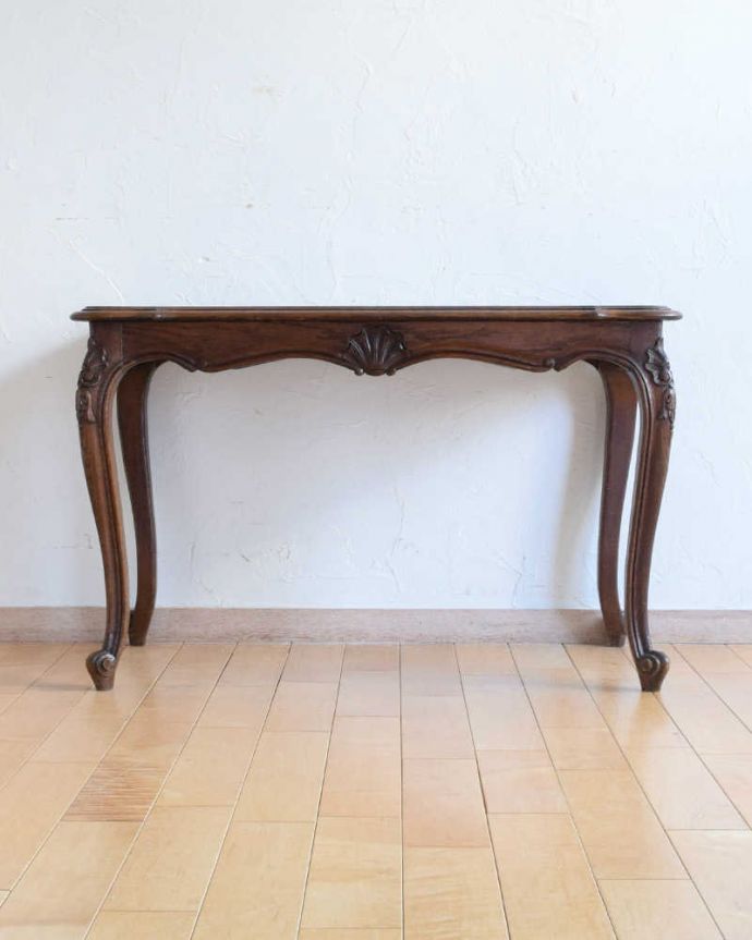 アンティークのテーブル　アンティーク家具　南フランスの美しいアンティーク家具、脚まで美しいコーヒーテーブル。こちら側も、もちろんキレイです！アンティークは新品ではないので、もちろん経年変化によるキズはありますが、専門の職人がキレイにお直しをしているので、後ろ姿までキレイです。(j-2240-f)