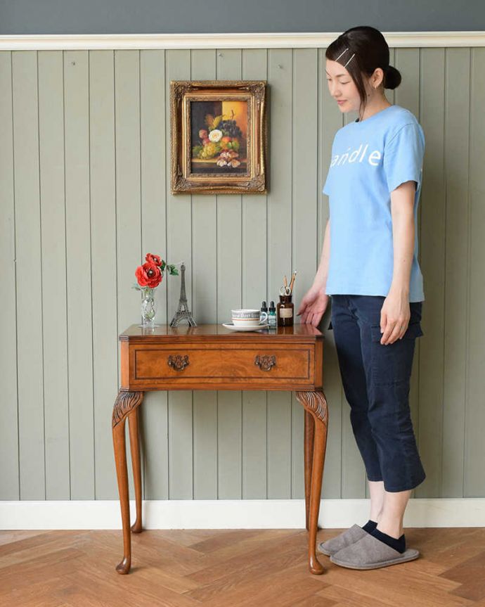 アンティークのテーブル　アンティーク家具　英国のアンティーク家具、引き出し付きの美しいコンソールテーブル 。壁からお部屋を彩ってくれるアンティーク家具コンソールテーブルは見せる場所を作ってくれる最強のアンティーク家具。(j-2241-f)