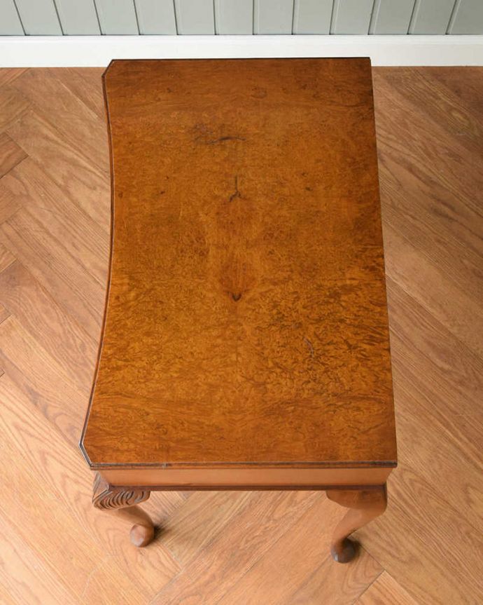 アンティークのテーブル　アンティーク家具　英国のアンティーク家具、引き出し付きの美しいコンソールテーブル 。天板はテーブル代わりに使えます上から天板を見ると、こんな感じでキレイに仕上げました。(j-2241-f)