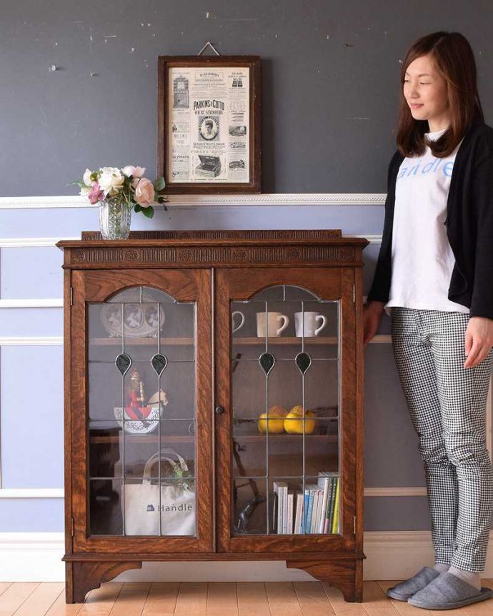 アンティークのキャビネット アンティーク家具 美しいステンドグラスの扉、英国で見つけたアンティークガラスキャビネット(ブックケース) 。ステンドグラスの扉が美しいキャビネット扉がステンドグラスになっているから、キャビネットとステンドグラスの両方を一気に手に入れることが出来ちゃうんです。(j-2242-f)