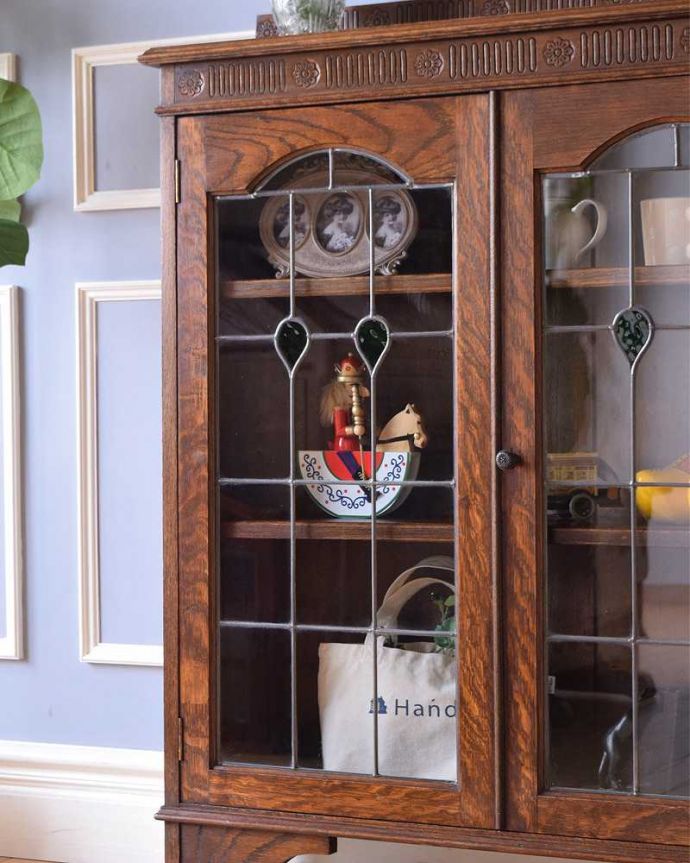 アンティークのキャビネット アンティーク家具 美しいステンドグラスの扉、英国で見つけたアンティークガラスキャビネット(ブックケース) 。まずはステンドグラスを楽しみましょう現代のように機械が発達していない時代に作られたステンドグラス。(j-2242-f)