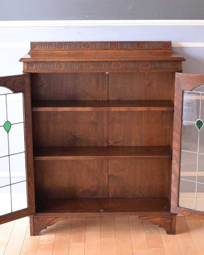 アンティークのキャビネット アンティーク家具 美しいステンドグラスの扉、英国で見つけたアンティークガラスキャビネット(ブックケース) 。扉を開けた内側はこんな感じですキャビネットの中も職人がしっかり修復したのでキレイです。(j-2242-f)