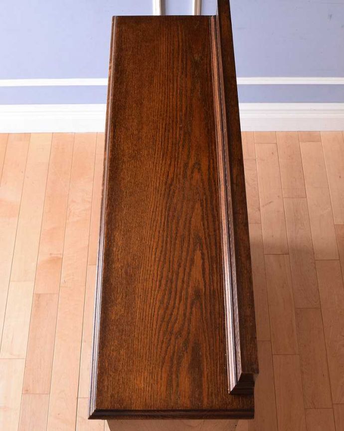 アンティークのキャビネット アンティーク家具 美しいステンドグラスの扉、英国で見つけたアンティークガラスキャビネット(ブックケース) 。天板もキレイに仕上げました。(j-2242-f)