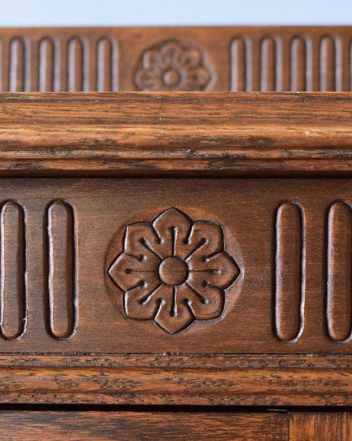 アンティークのキャビネット アンティーク家具 美しいステンドグラスの扉、英国で見つけたアンティークガラスキャビネット(ブックケース) 。惚れ惚れする彫の美しさこんなに堅い無垢材に一体どうやって彫ったんだろう?と不思議になるくらいアンティークらしく細かい彫りは眺めているだけでうっとりする美しさです。(j-2242-f)