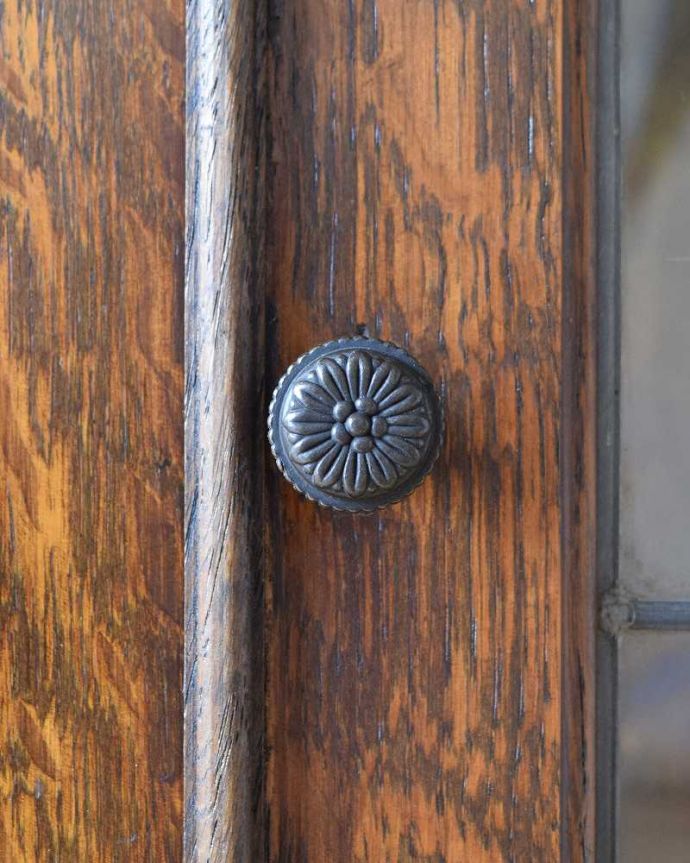 アンティークのキャビネット アンティーク家具 美しいステンドグラスの扉、英国で見つけたアンティークガラスキャビネット(ブックケース) 。開ける度にワクワク・・・取っ手もアンティークらしいデザイン。(j-2242-f)