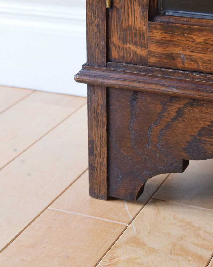 アンティークのキャビネット アンティーク家具 美しいステンドグラスの扉、英国で見つけたアンティークガラスキャビネット(ブックケース) 。女性1人でもラクに運べちゃうヒミツHandleのアンティークは、脚の裏にフェルトキーパーをお付けしているので、床を滑らせれば女性でも移動がカンタンに出来ます!ご安心下さい。(j-2242-f)