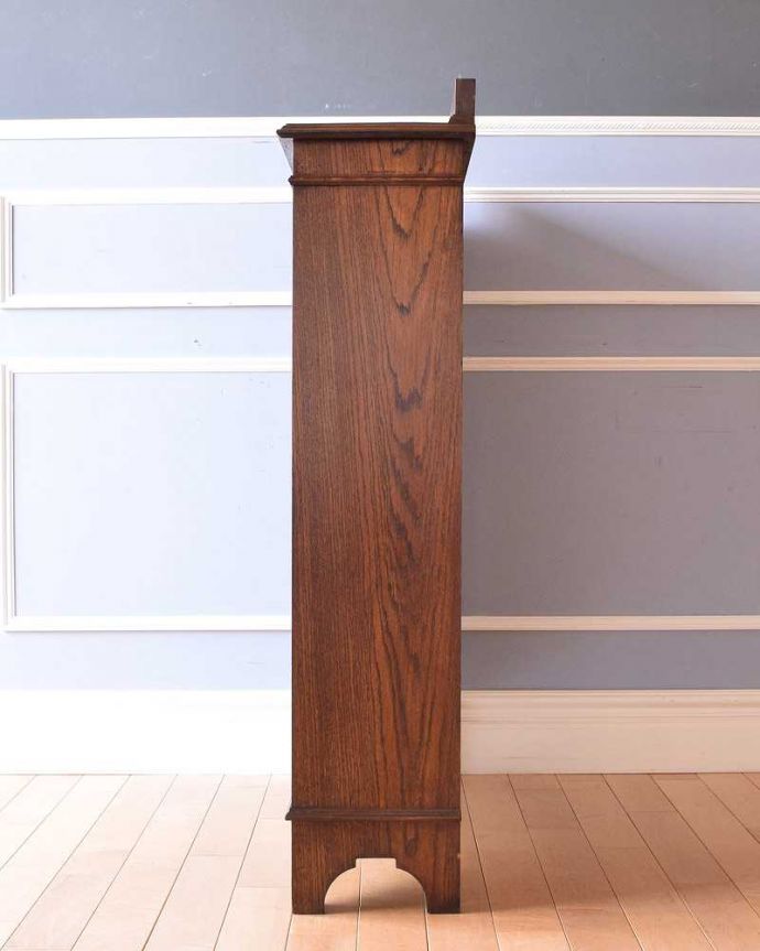 アンティークのキャビネット アンティーク家具 美しいステンドグラスの扉、英国で見つけたアンティークガラスキャビネット(ブックケース) 。横から見てもステキもちろん横もキレイに修復していますので、横顔だって美しいんです。(j-2242-f)