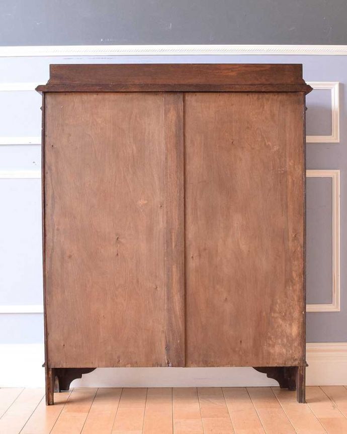 アンティークのキャビネット アンティーク家具 美しいステンドグラスの扉、英国で見つけたアンティークガラスキャビネット(ブックケース) 。後ろ姿もキレイです。(j-2242-f)