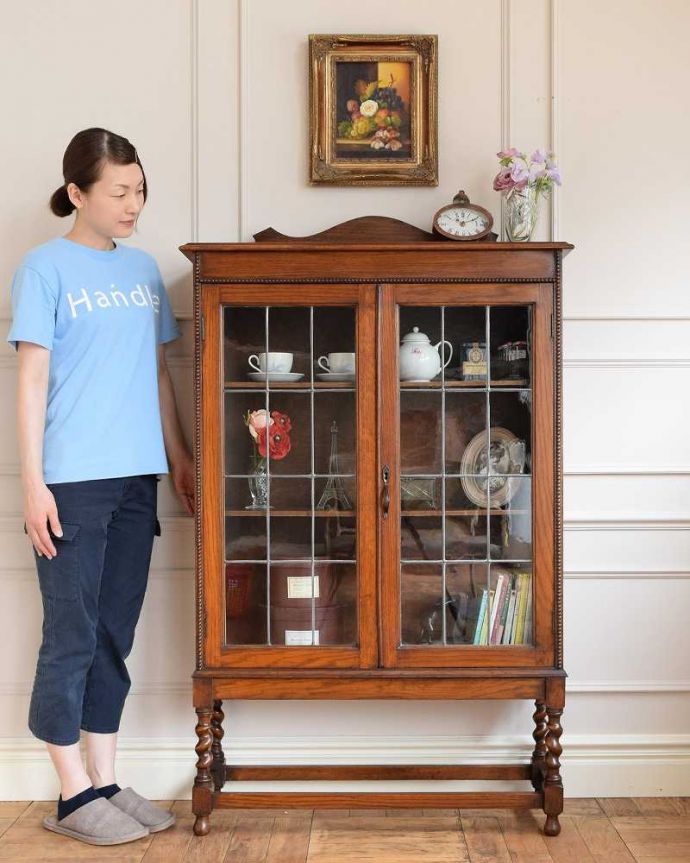 アンティークのキャビネット　アンティーク家具　英国伝統のアンティーク家具、ステンドグラスをはめ込んだブックケース（本棚）。ステンドグラスの扉が美しいキャビネット扉がステンドグラスになっているから、キャビネットとステンドグラスの両方を一気に手に入れることが出来ちゃうんです。(j-2243-f)